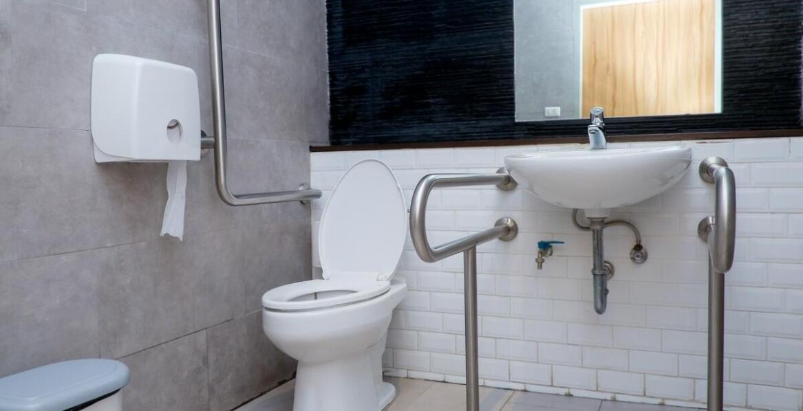 Dlaczego warto stosować środki czystości o neutralnym pH w miejscach publicznych?