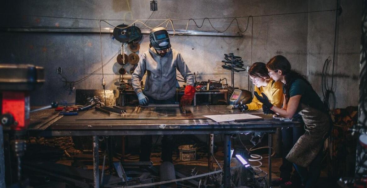 Jakie aspekty kulturowe warto uwzględnić przy zatrudnianiu Ukraińców w przemyśle?