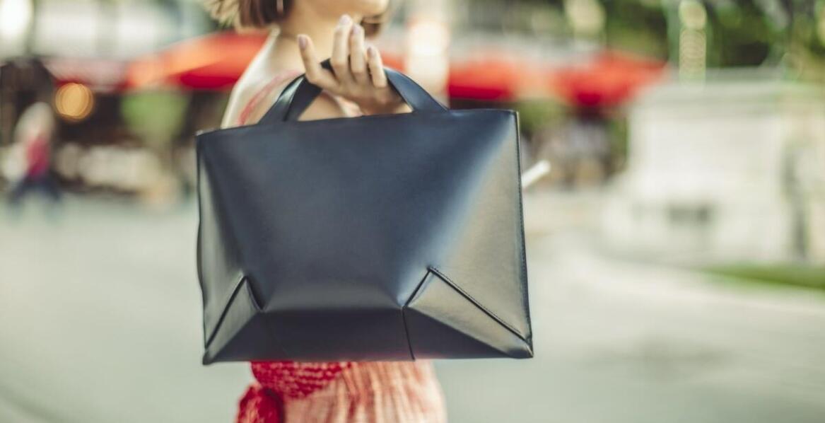 Jak zestawić elegancki kombinezon z torebką na wieczorne wyjście?