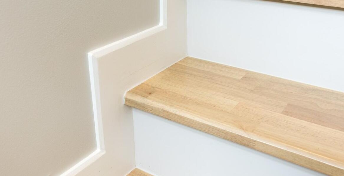 Estetyczne i funkcjonalne zalety nakładek plastikowych na progi