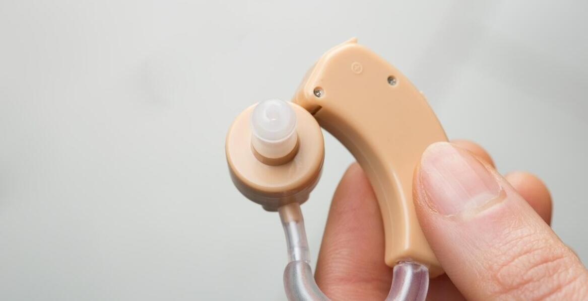 W jaki sposób aparaty słuchowe wpływają na jakość komunikacji?