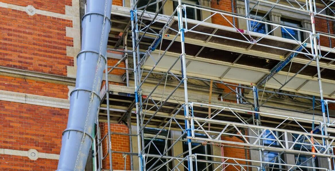 Jakie są najważniejsze zalety rusztowań jezdnych aluminiowych w pracach konserwacyjnych?