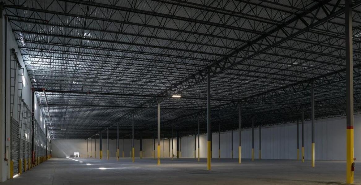 Zastosowanie hal przemysłowych w produkcji – korzyści z wynajmu