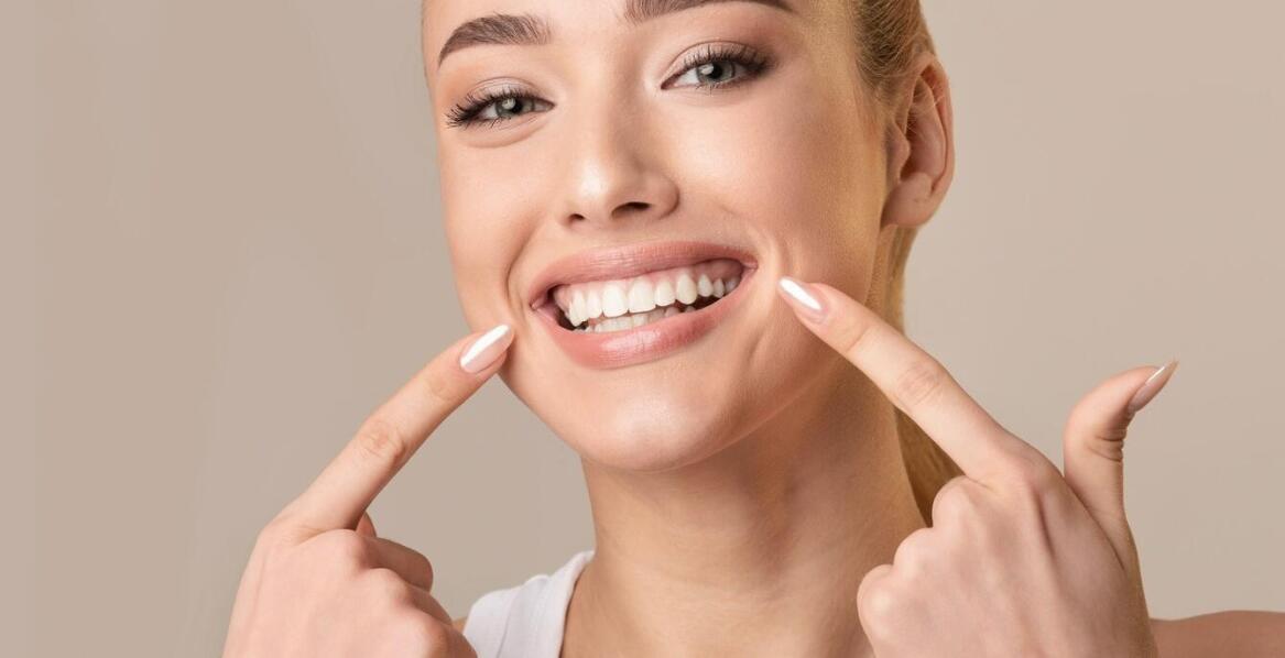Wybielanie nakładkowe – skuteczna metoda na jasny i zdrowy uśmiech