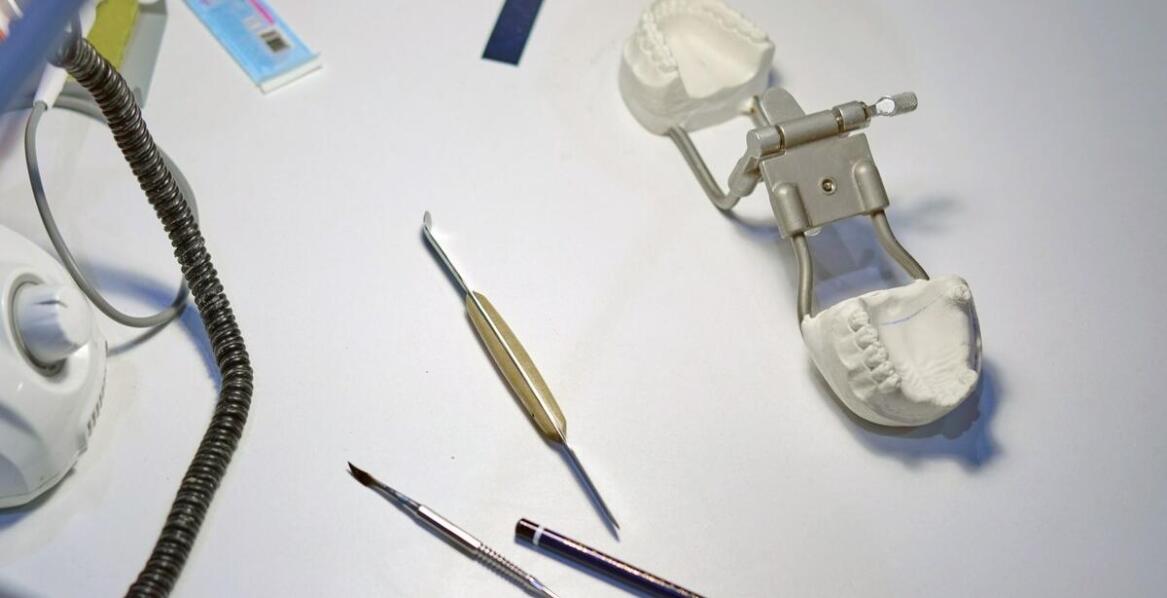 Protetyka stomatologiczna – najważniejsze informacje o odbudowie uśmiechu