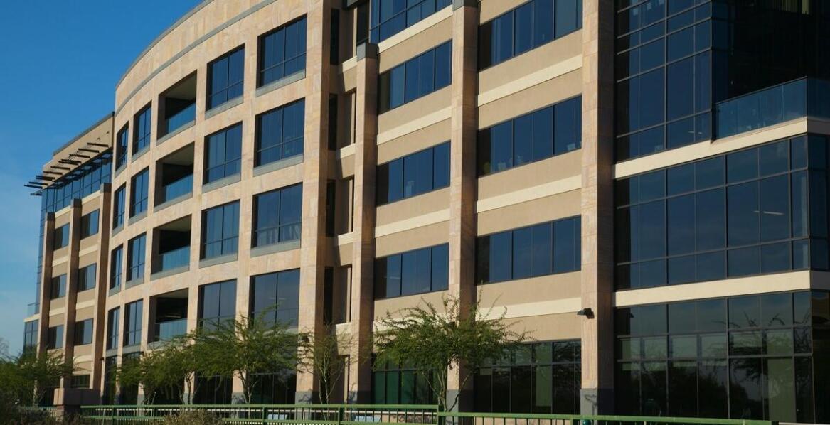 Jakie są korzyści z regularnego mycia elewacji budynków biurowych?