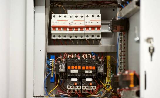 Korzyści z instalacji kondensatorów mocy biernej w domowych systemach energetycznych