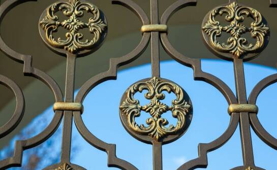 Jak rozety do bram mogą odmienić wygląd Twojego ogrodzenia?