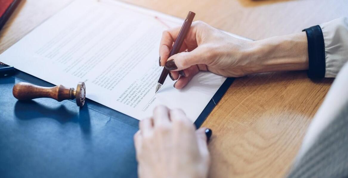 W jaki sposób notariusz zabezpiecza interesy stron w umowach cywilnoprawnych?