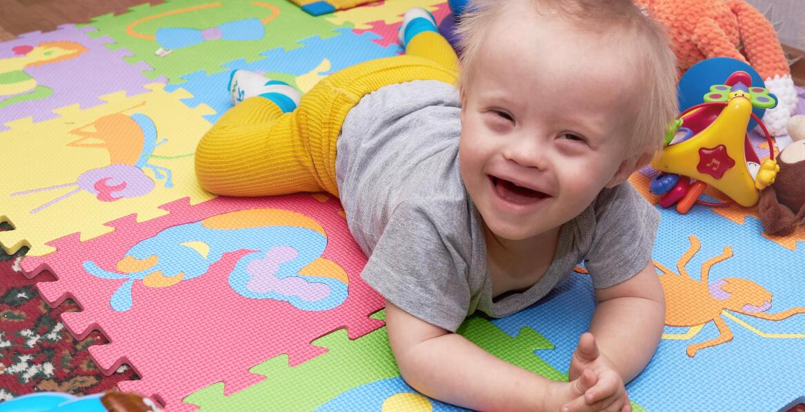 Jakie korzyści niesie ze sobą wybór personalizowanej maty do zabawy?