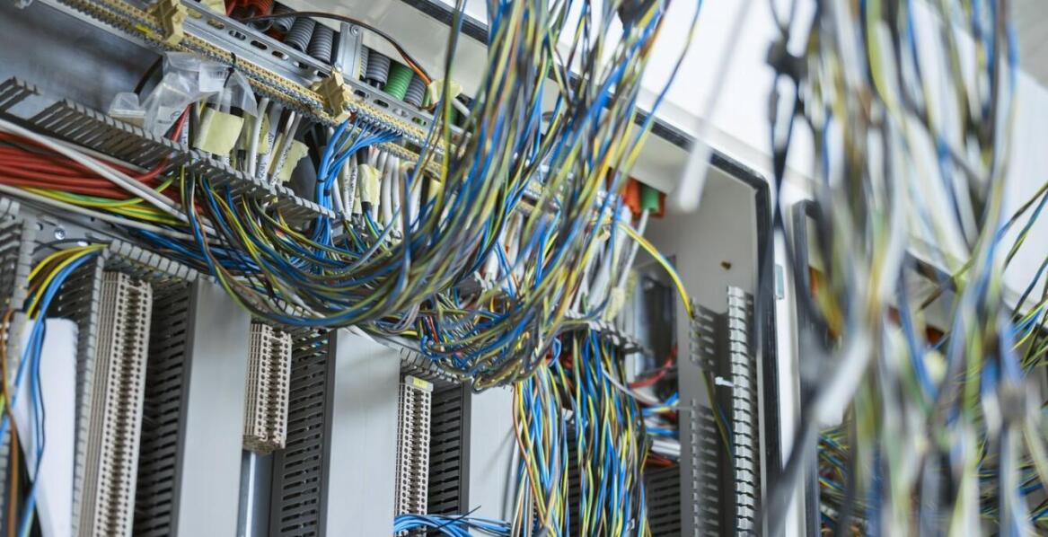 Jak kable telekomunikacyjne wspierają działanie systemów alarmowych?