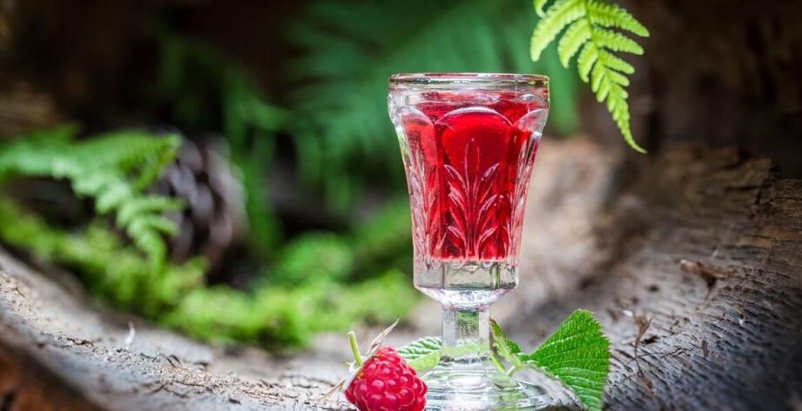 Niezwykłe właściwości smakowe nalewki malinowej – odkryj ich tajemnicę
