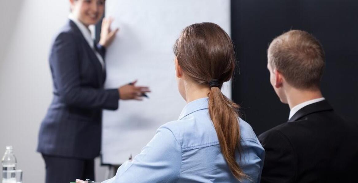 Jakie strategie motywacyjne są omawiane na kursie zarządzania ludźmi?