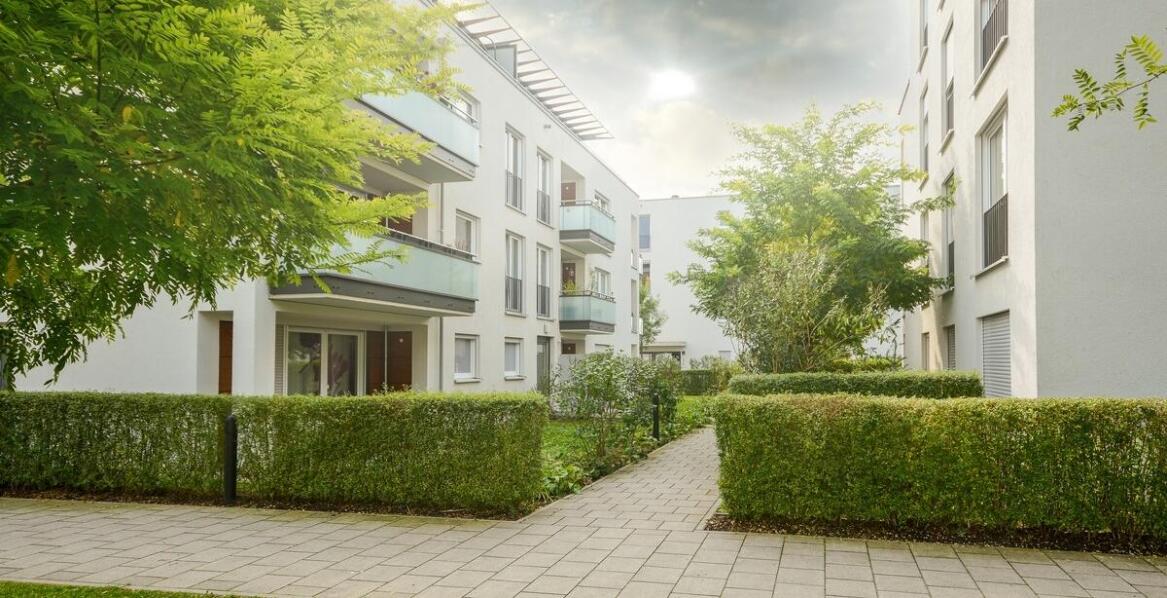 Atuty mieszkań z ogródkiem – co warto wiedzieć przed zakupem?