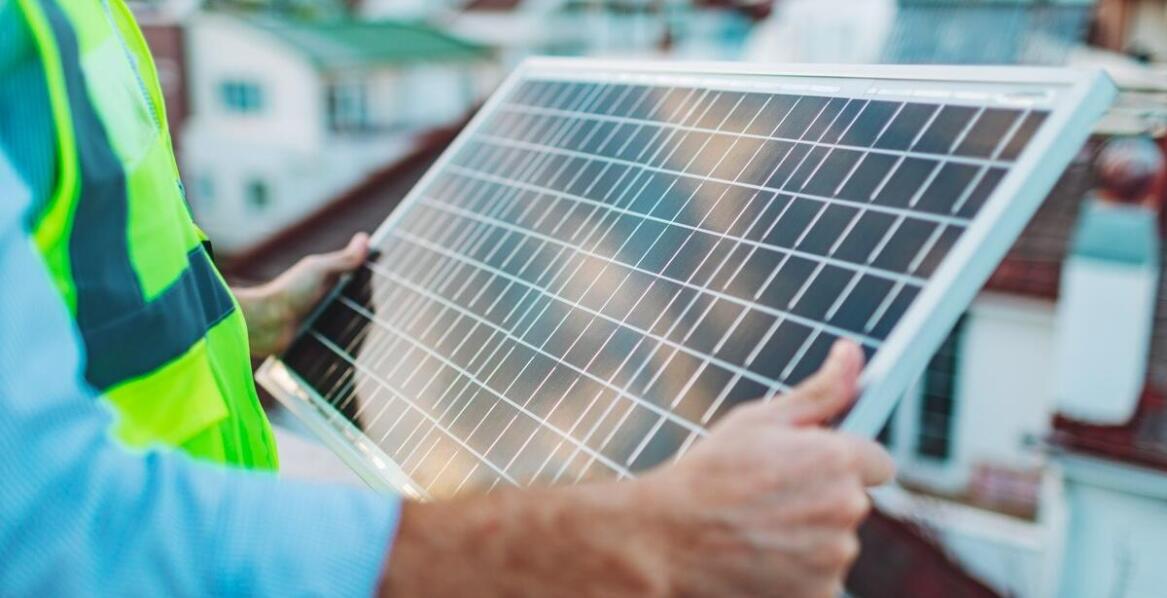 Panele słoneczne – zasada działania, zastosowania i opłacalność inwestycji