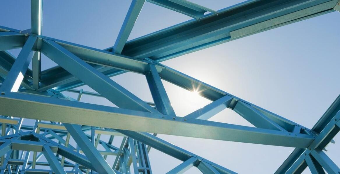 Konstrukcje stalowe – zastosowanie, zalety i możliwości wykorzystania