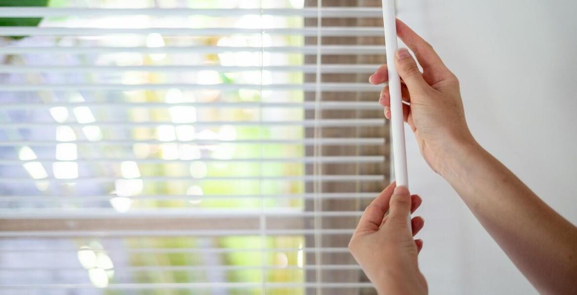 Jak wybrać idealne rolety okienne do mieszkania i domu? Porady i inspiracje