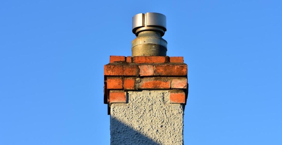 Jak przebiega dobudowa komina? Etapy, koszty i najważniejsze informacje