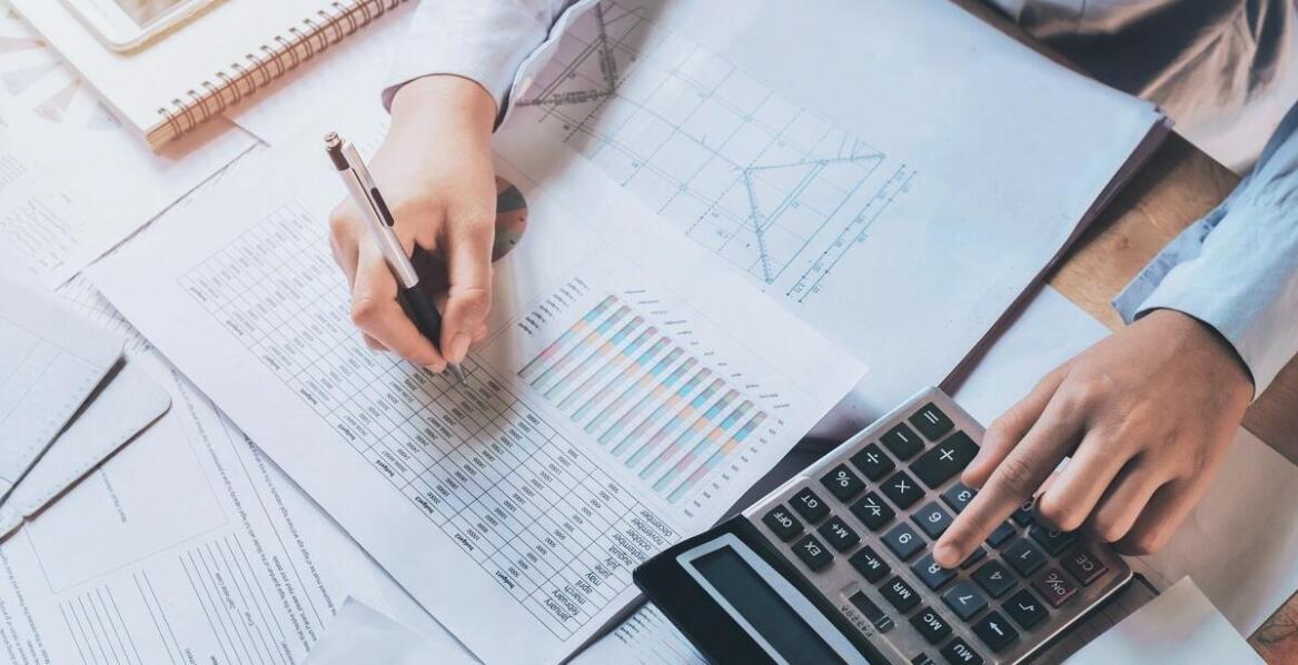 Czym zajmuje się biuro księgowe i jakie usługi oferuje dla firm?