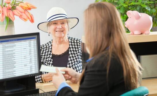 Jak wygląda praca opiekuna podczas wyjazdu za granicę? Najważniejsze informacje