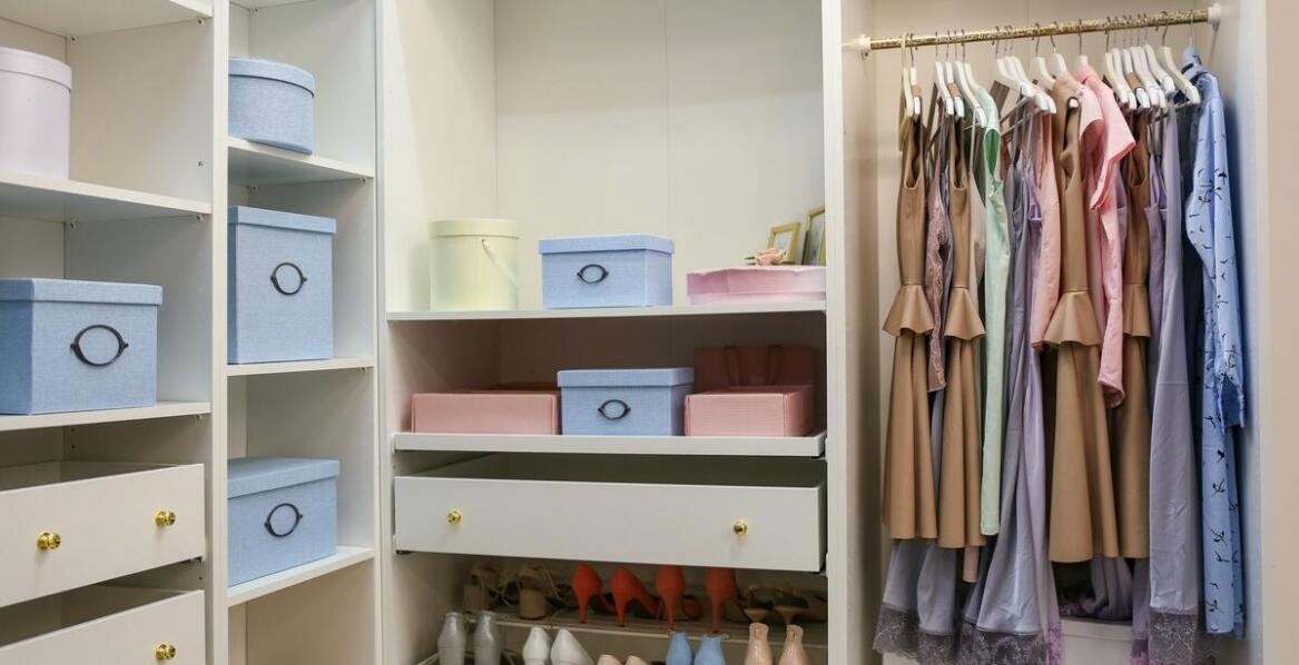 Szafy oraz garderoby na zamówienie – inspiracje i praktyczne rozwiązania