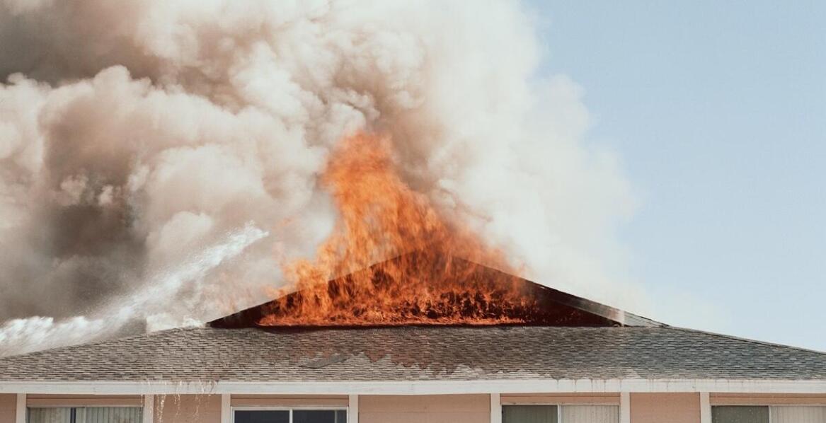 Jak działa ubezpieczenie od pożaru i kiedy warto je rozważyć?