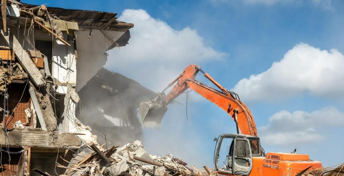 Jak przebiega proces wyburzania budynków – etapy, metody i bezpieczeństwo