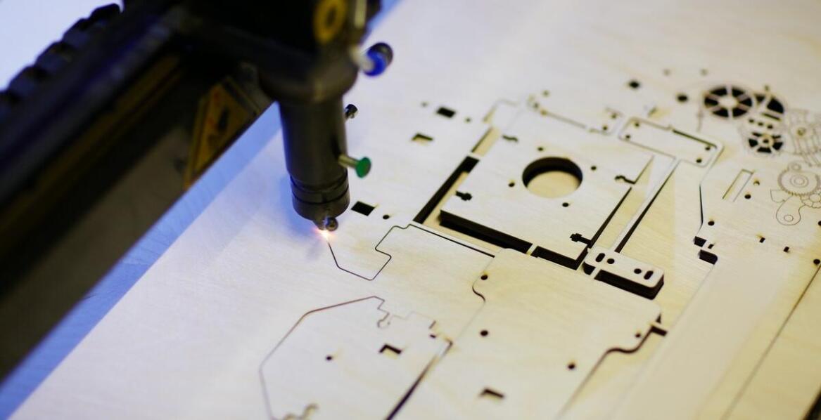 Jak działa wycinanie laserowe? Zastosowania i zalety technologii laserowej