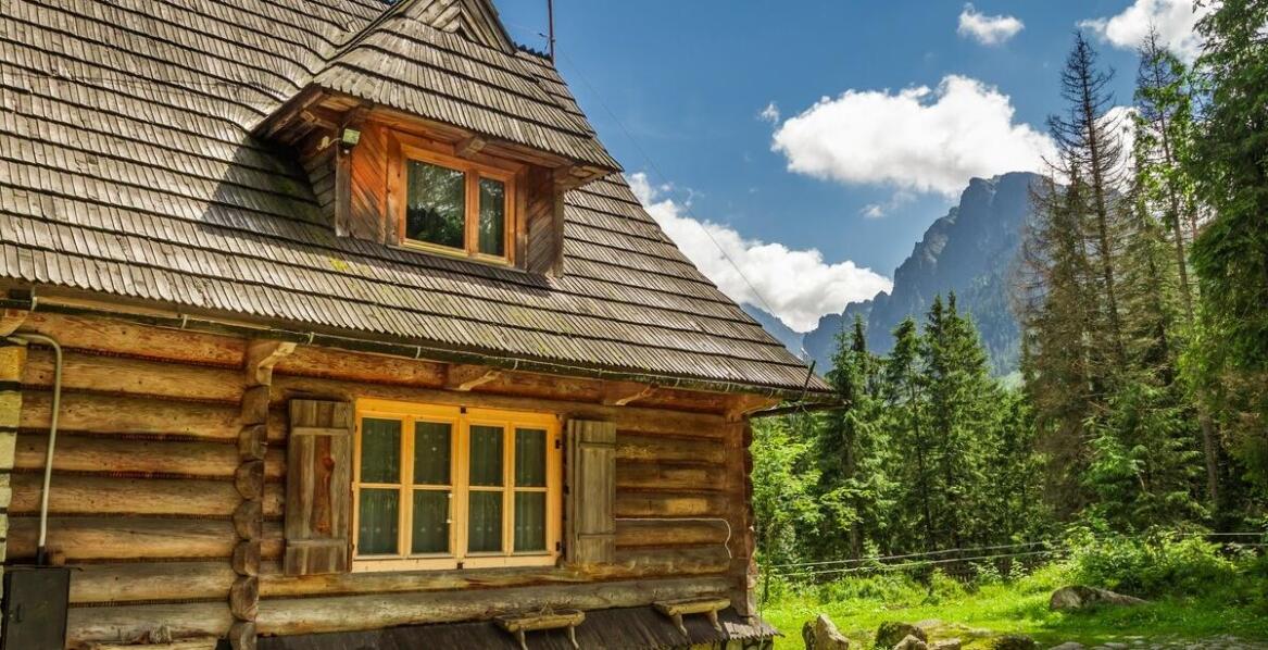 Chatka w górach w Beskidach – pomysły na przytulny wypoczynek blisko natury