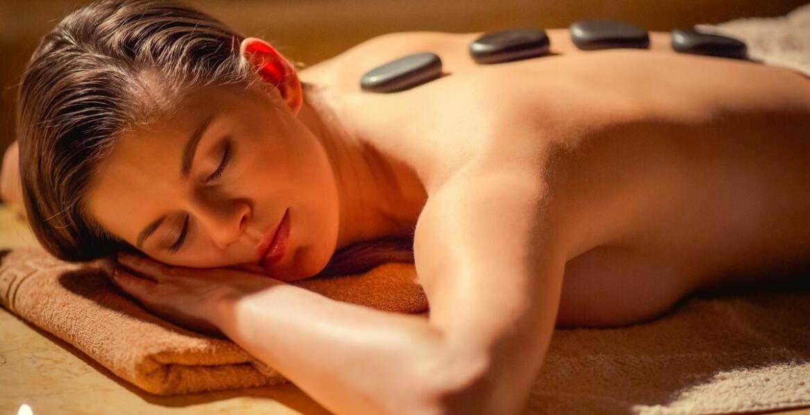 Masaż gorącymi kamieniami – na czym polega i jakie przynosi efekty