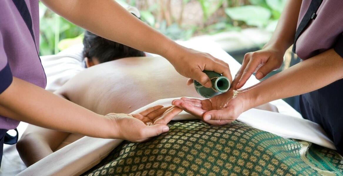 Na czym polega masaż balijski i jakie efekty można dzięki niemu osiągnąć