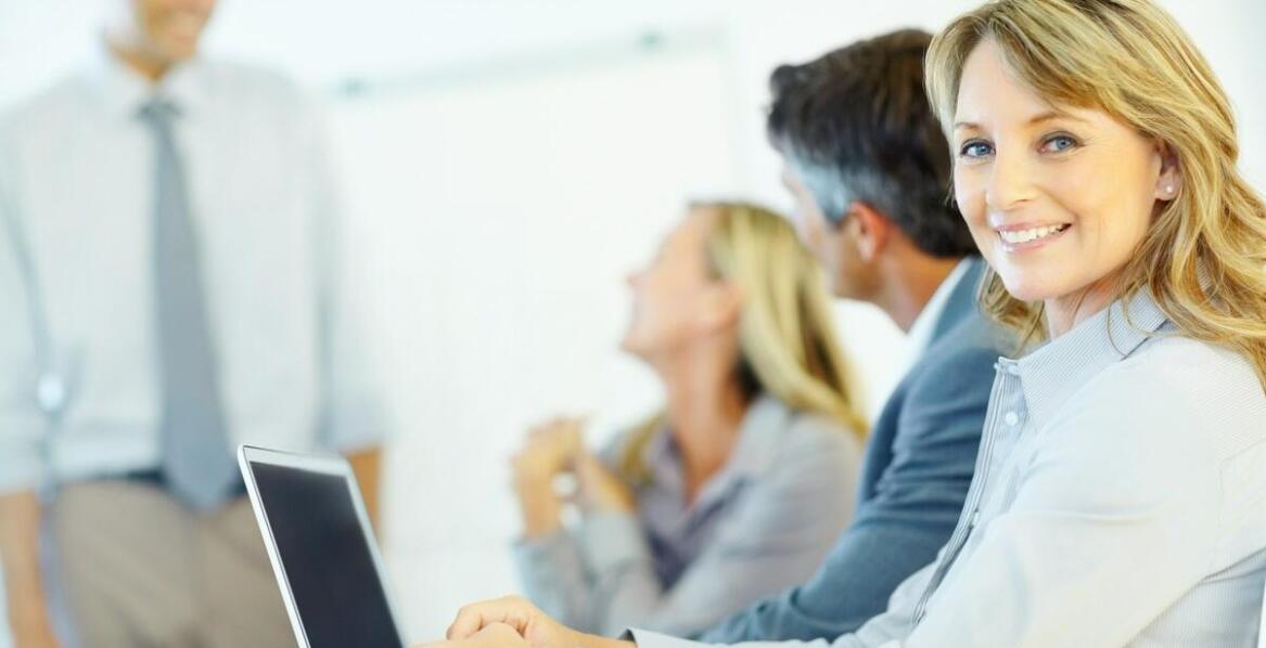 Jak działają agencje pośrednictwa pracy i jakie oferty można znaleźć?