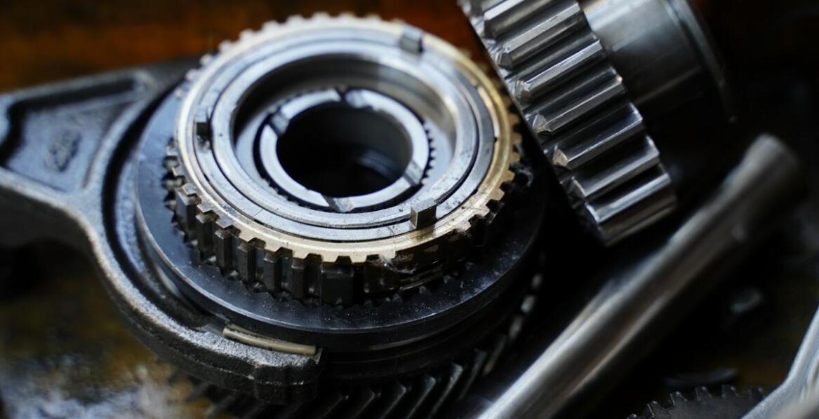 Reduktory i motoreduktory – budowa, zastosowania oraz istotne funkcje w przemyśle