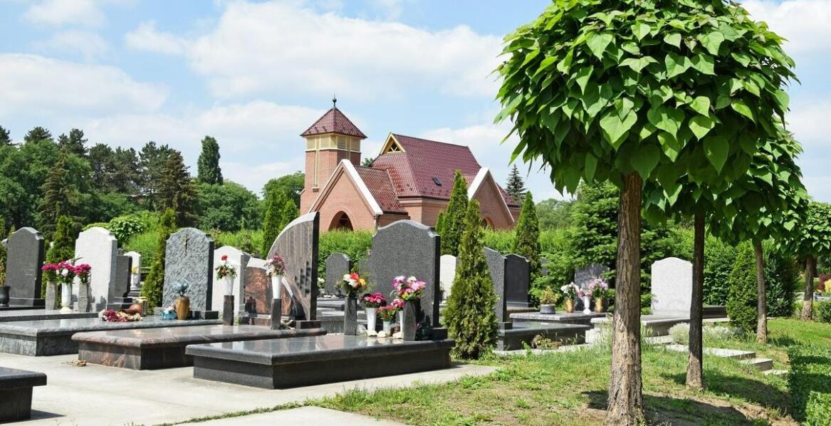 Jak wybrać odpowiednią firmę pogrzebową – istotne kryteria i wskazówki