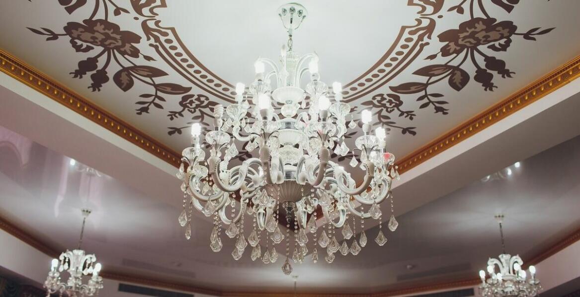 Lustra w przedpokoju – pomysły na optyczne powiększenie i doświetlenie wnętrza