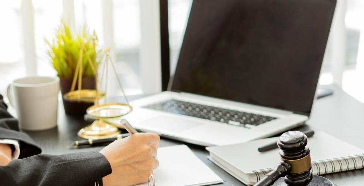 Czym zajmuje się radca prawny i w jakich sytuacjach pomaga?