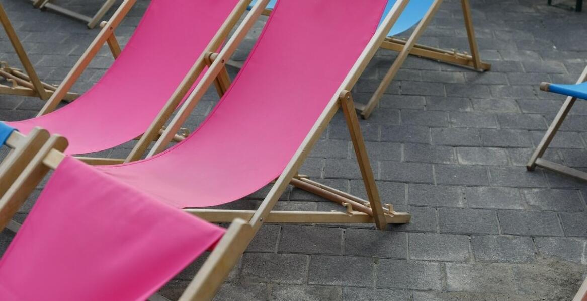 Leżaki z logo firmy – korzyści i inspiracje na skuteczną promocję marki