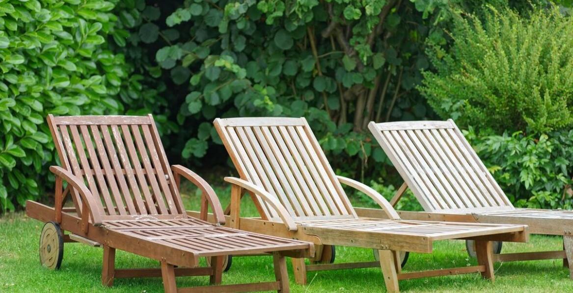 Zastosowania leżaków drewnianych z podłokietnikami w aranżacji przestrzeni