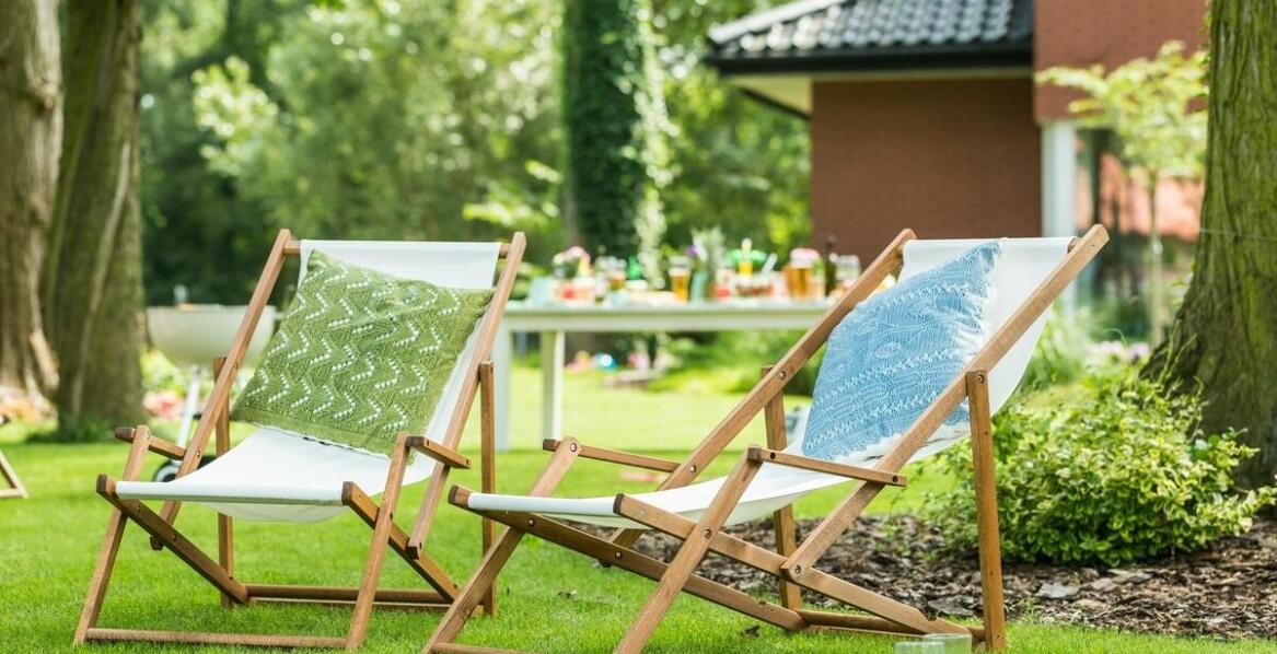 Zastosowania leżaków drewnianych z personalizacją w domu i ogrodzie