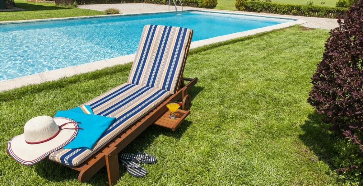 Leżaki reklamowe drewniane – inspiracje, funkcje i możliwości wykorzystania