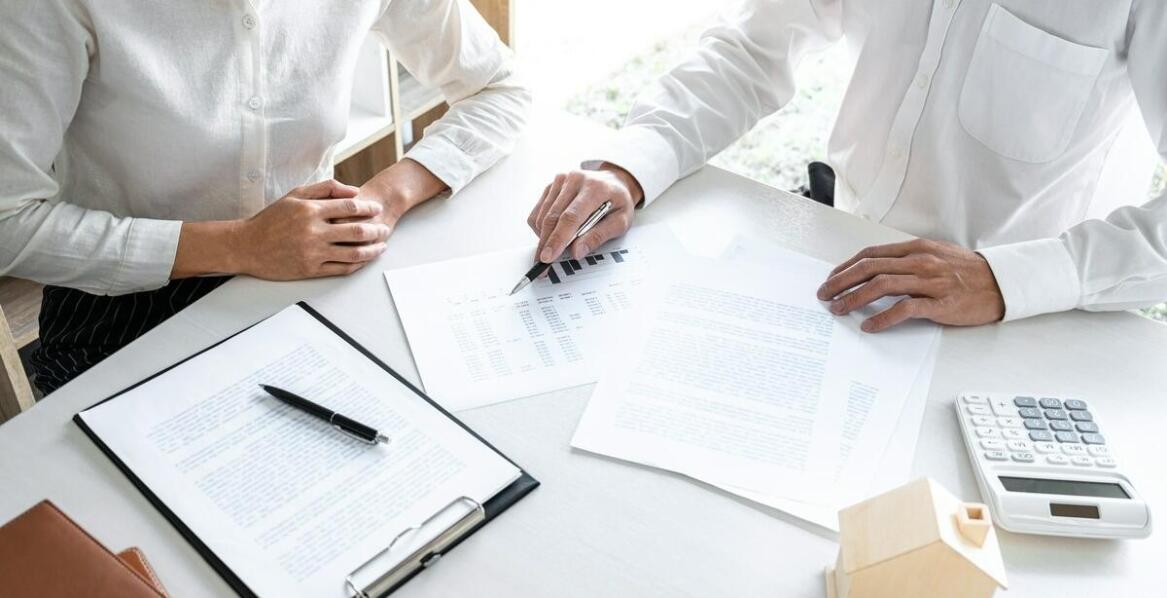 Na co zwrócić uwagę przy tłumaczeniu dokumentów – istotne aspekty i możliwe wyzwania