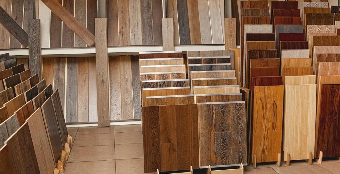 Najpopularniejsze materiały na podłogi drewniane – porównanie rozwiązań