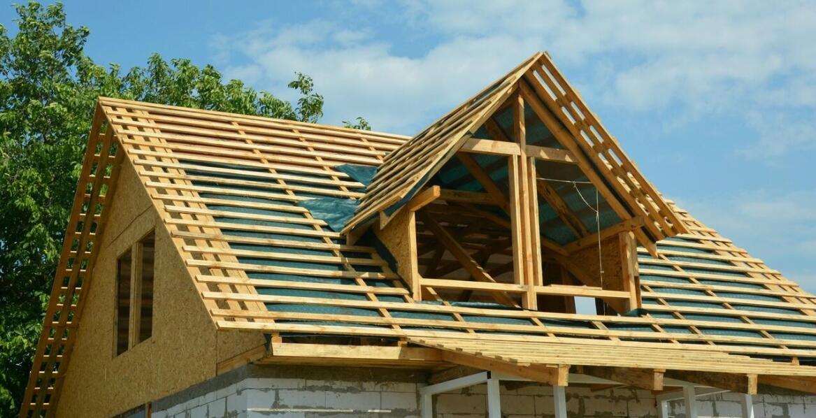 Budowa więźby dachowej – najważniejsze materiały i praktyczne zastosowania