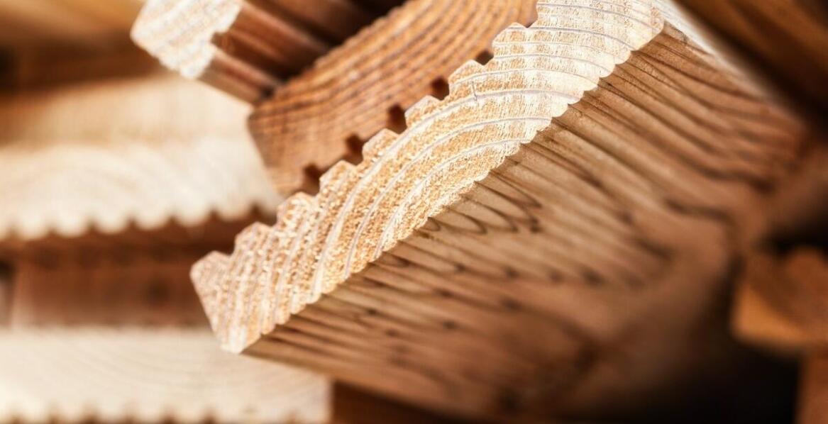 Drewno klejone – co warto wiedzieć o zastosowaniach i zaletach w budowie