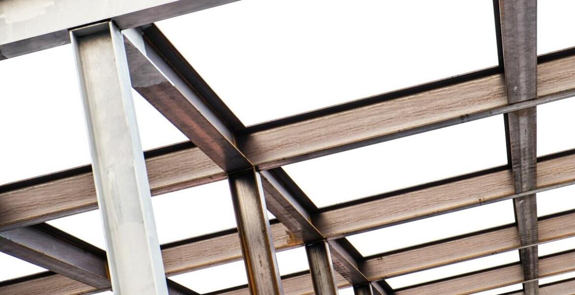Najważniejsze cechy i zastosowania więźby dachowej w budownictwie domów