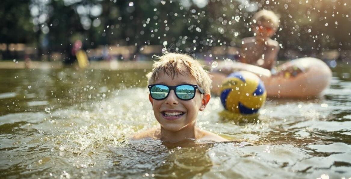 Jak obozy pływackie wpływają na rozwój dzieci i młodzieży?