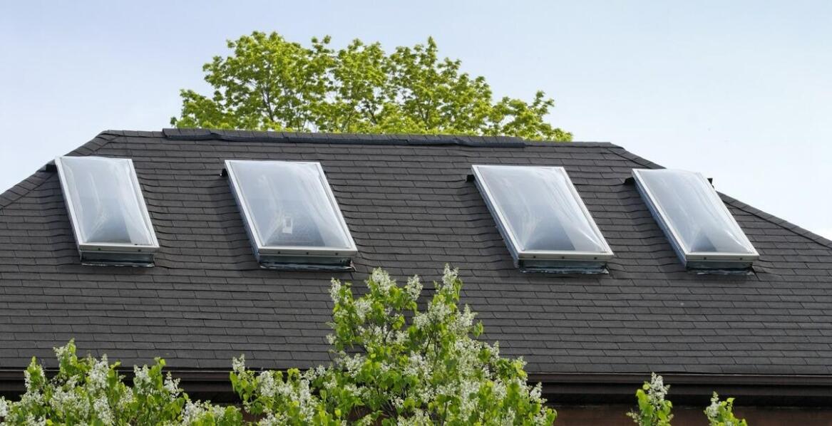 Największe zalety okien dachowych – światło, design i komfort wnętrza