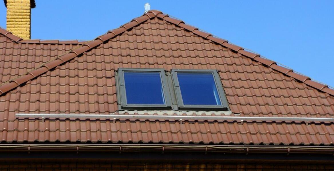 Jak działają okna dachowe Fakro i jakie możliwości oferują na poddaszu?