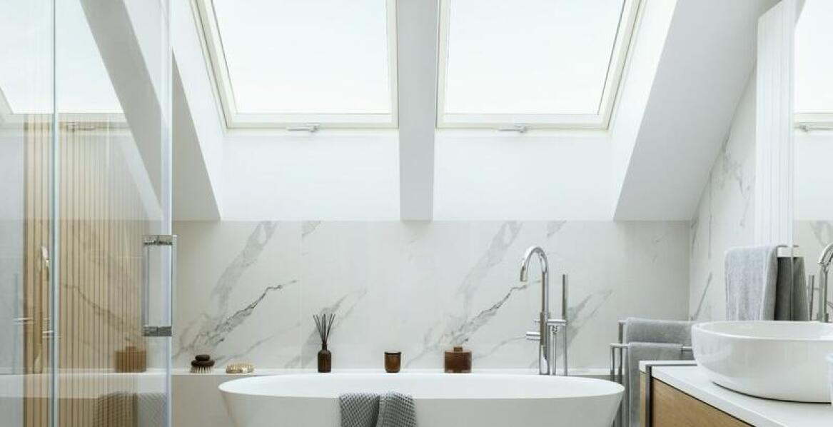Praktyczne rozwiązania doświetlenia łazienki dzięki oknom na poddaszu