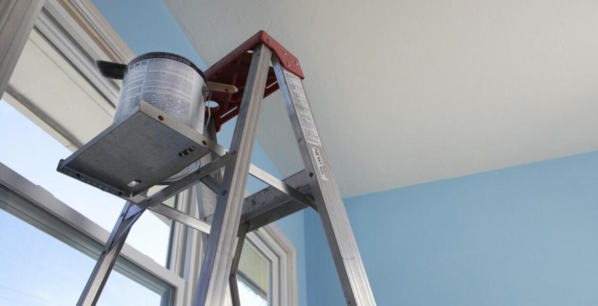 Schody strychowe nożycowe – komfortowy dostęp do poddasza i oszczędność miejsca